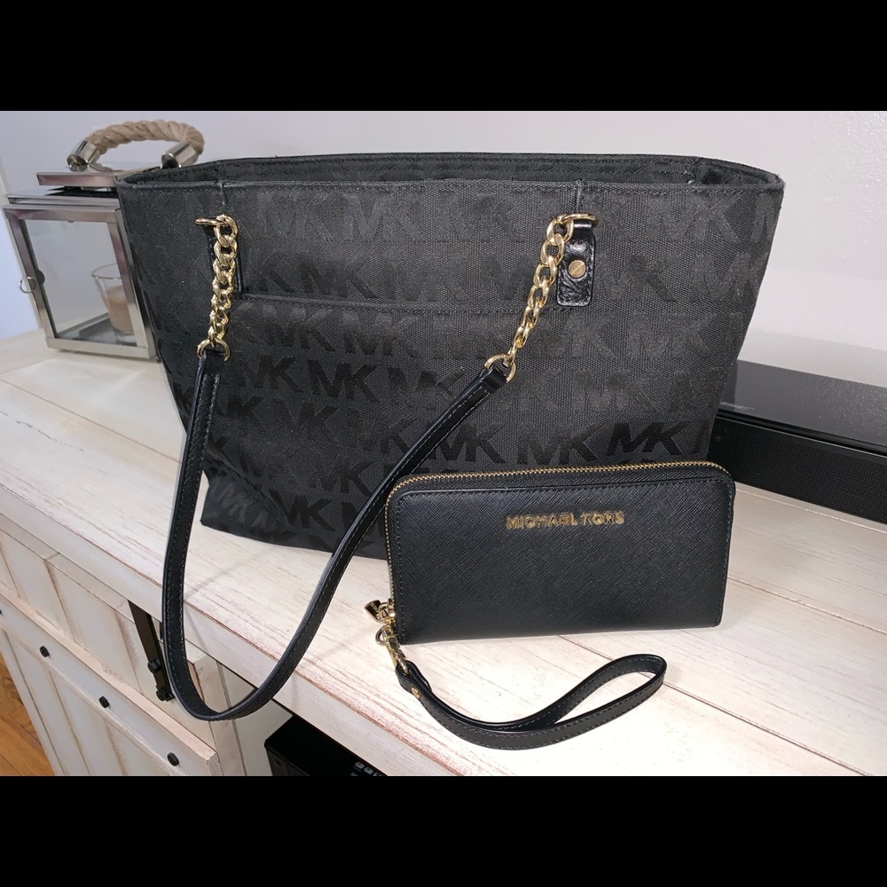 Michael Kors Wallet - image 4